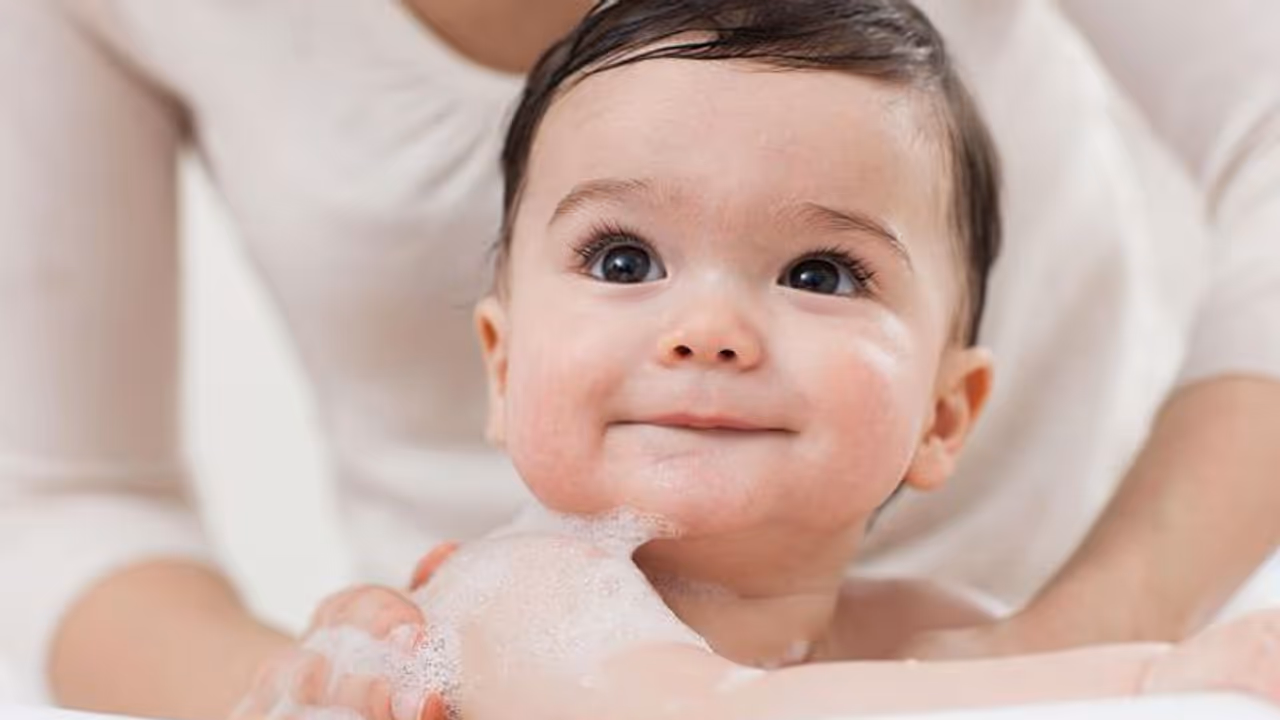 കുഞ്ഞിനെ കുളിപ്പിക്കുമ്പോൾ ശ്രദ്ധിക്കേണ്ട കാര്യങ്ങൾ കുഞ്ഞിനെ കുളിപ്പിക്കുമ്പോൾ ശ്രദ്ധിക്കേണ്ട കാര്യങ്ങൾ