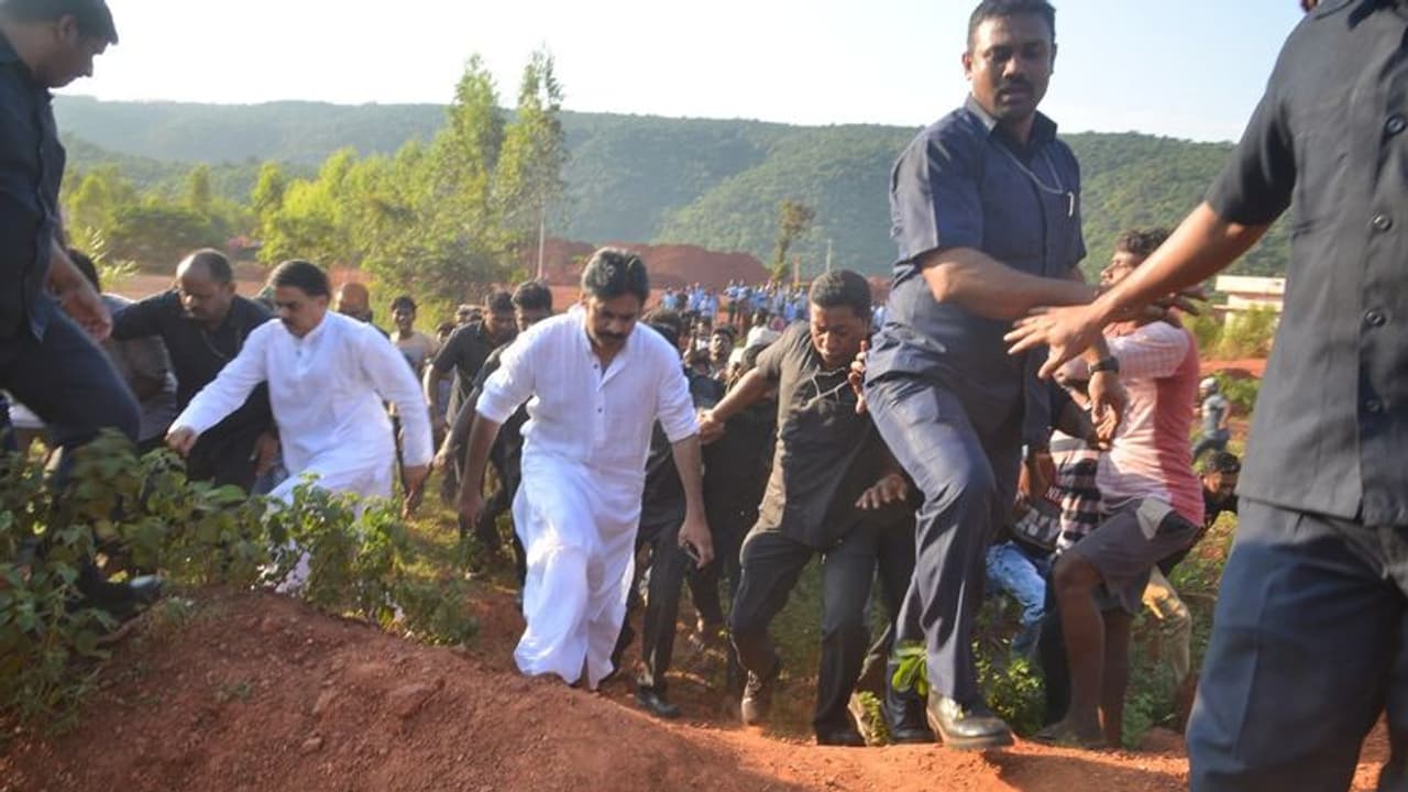 వైఎస్ ఇస్తే అలా అన్నారు, చంద్రబాబు ఇప్పుడేం చేశారు: పవన్ వైఎస్ ఇస్తే అలా అన్నారు, చంద్రబాబు ఇప్పుడేం చేశారు: పవన్