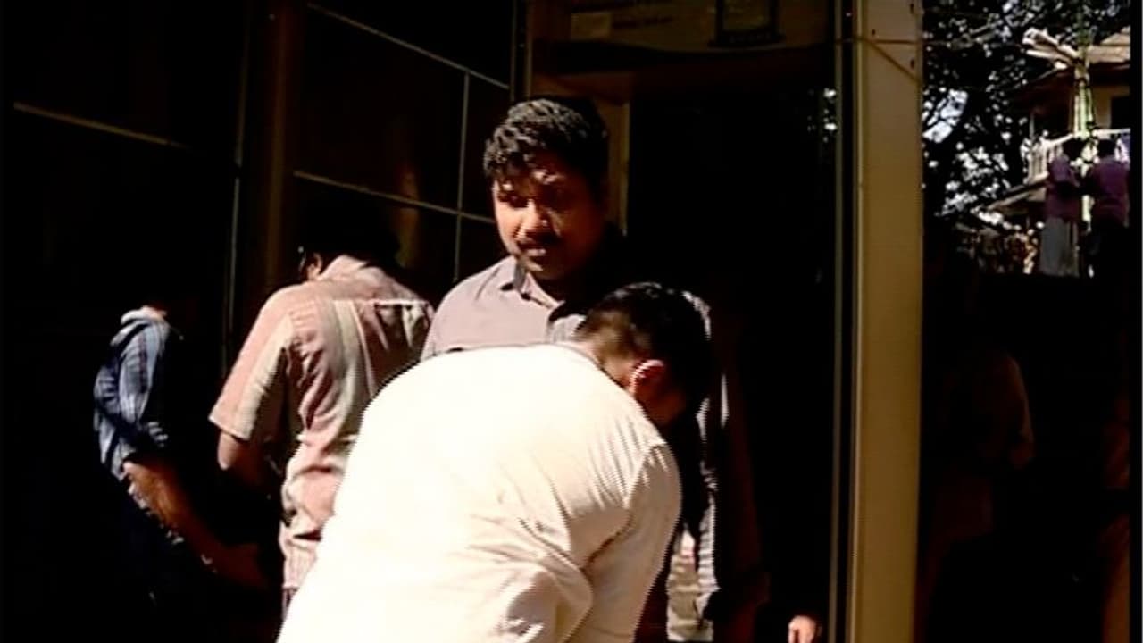 അനിശ്ചിതത്വം ഒഴിയുന്നു; സന്നിധാനത്തേക്ക് മാധ്യമ പ്രവര്ത്തകരെ കടത്തി വിട്ടു തുടങ്ങി അനിശ്ചിതത്വം ഒഴിയുന്നു; സന്നിധാനത്തേക്ക് മാധ്യമ പ്രവര്ത്തകരെ കടത്തി വിട്ടു തുടങ്ങി