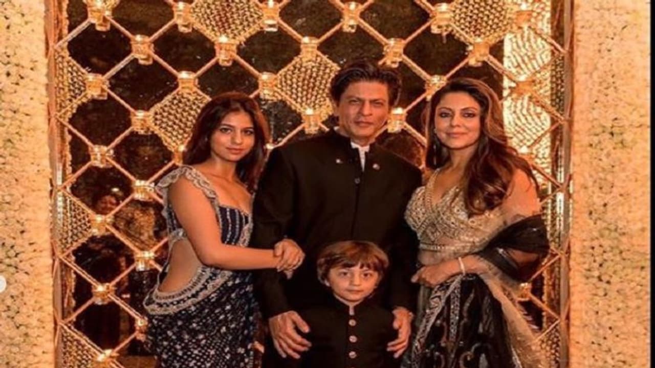 ಶಾರೂಕ್ ಮನೆಯಲ್ಲಿ ದೀಪಾವಳಿ ಸಂಭ್ರಮ ; ಬಾಲಿವುಡ್ ತಾರೆಯರ ಸಮಾಗಮ