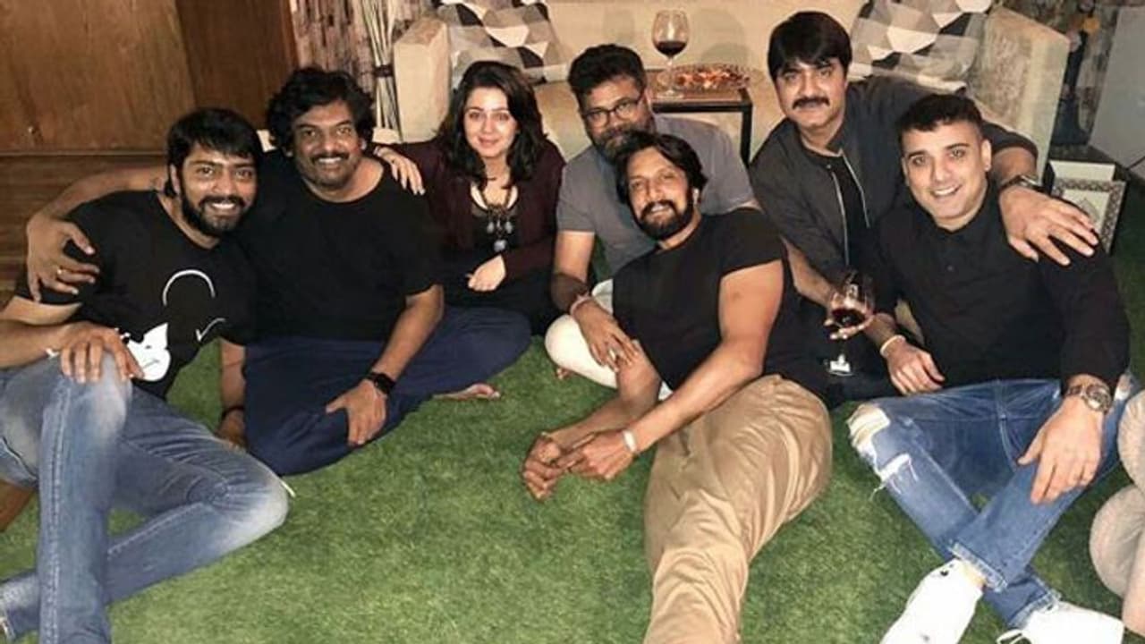 పూరి 'కేవ్' లో సుకుమార్ తో పార్టీ, ఆ హీరోలు గెస్ట్ లు పూరి 'కేవ్' లో సుకుమార్ తో పార్టీ, ఆ హీరోలు గెస్ట్ లు