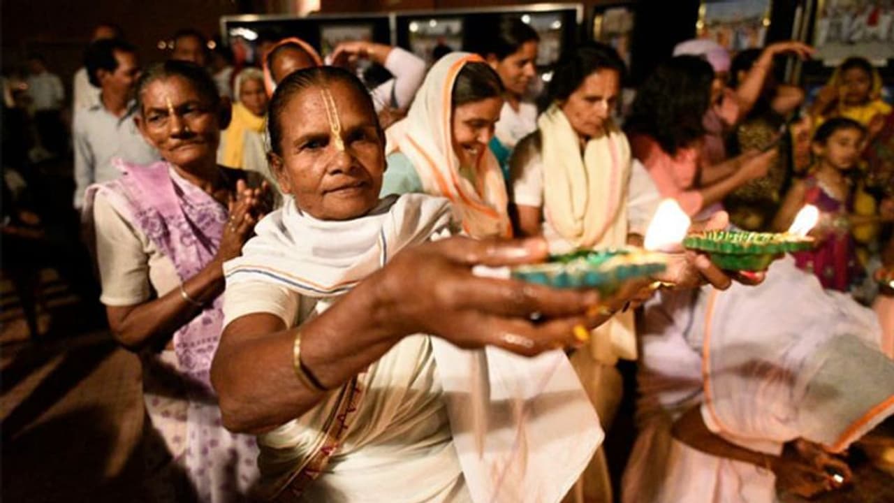 'ഹരിത ദീപാവലി' ആഘോഷിച്ച് വൃന്ദാവനിലെ വിധവകൾ 'ഹരിത ദീപാവലി' ആഘോഷിച്ച് വൃന്ദാവനിലെ വിധവകൾ
