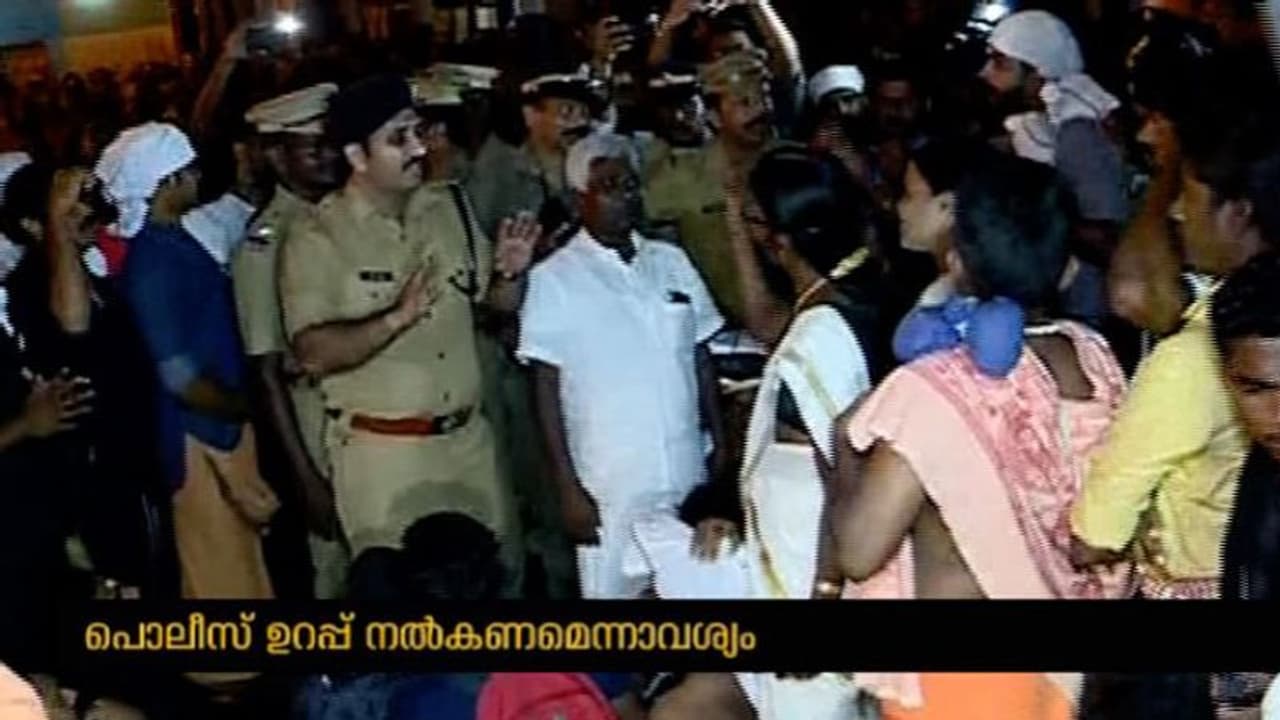 യുവതികളെ കടത്തി വിടില്ലെന്ന് പൊലീസ് ഉറപ്പ് നല്കണമെന്നാവശ്യം: പമ്പ ഗണപതി കോവിലില് പ്രതിഷേധം യുവതികളെ കടത്തി വിടില്ലെന്ന് പൊലീസ് ഉറപ്പ് നല്കണമെന്നാവശ്യം: പമ്പ ഗണപതി കോവിലില് പ്രതിഷേധം