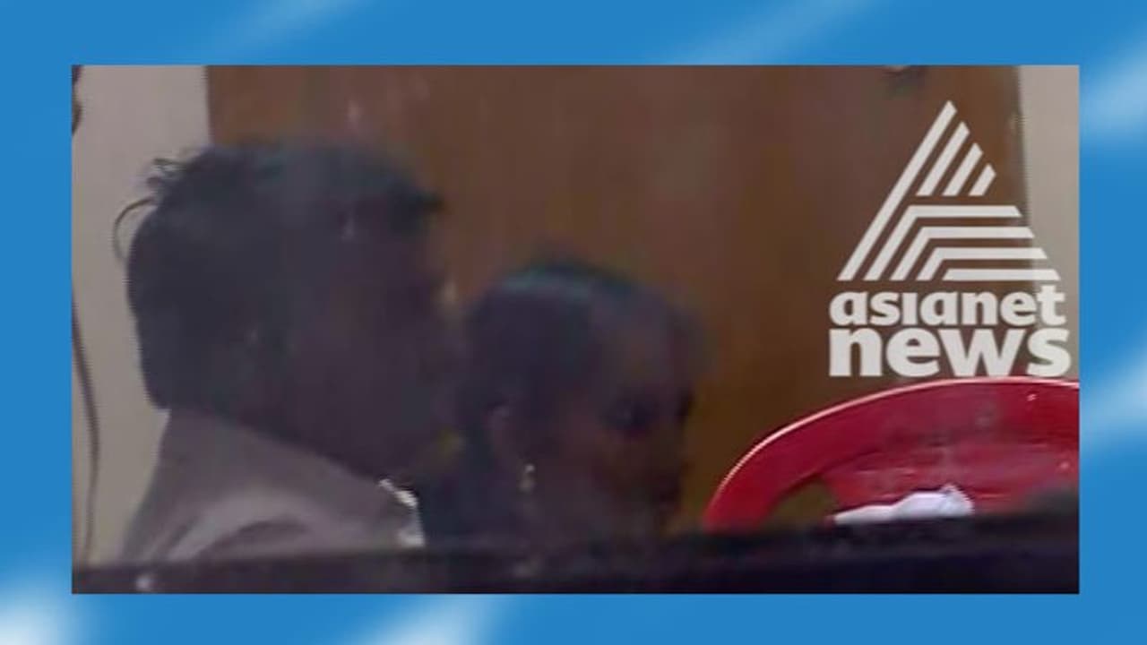 ശബരിമലദര്ശനത്തിനെത്തിയ യുവതിയേയും കുടുംബത്തേയും കോടതിയില് ഹാജരാക്കി; സുരക്ഷ തുടരുന്നു ശബരിമലദര്ശനത്തിനെത്തിയ യുവതിയേയും കുടുംബത്തേയും കോടതിയില് ഹാജരാക്കി; സുരക്ഷ തുടരുന്നു