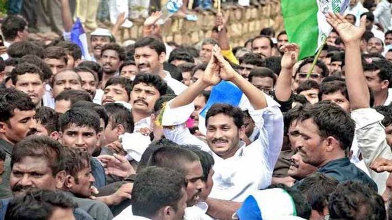 294 రోజులు...11 జిల్లాలు.. 3211 కిలోమీటర్లు: జగన్ పాదయాత్రకు నేటితో ఏడాది