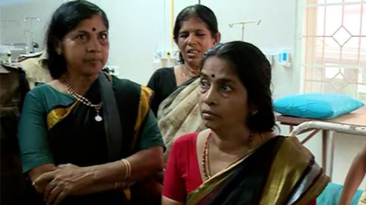 ഇരുമുടിക്കെട്ടില്ലാതെ ദര്ശനത്തിനെത്തിയ 52 വയസ് പിന്നിട്ട സ്ത്രീയ്ക്ക് നേരെ സന്നിധാനത്ത് പ്രതിഷേധം ഇരുമുടിക്കെട്ടില്ലാതെ ദര്ശനത്തിനെത്തിയ 52 വയസ് പിന്നിട്ട സ്ത്രീയ്ക്ക് നേരെ സന്നിധാനത്ത് പ്രതിഷേധം