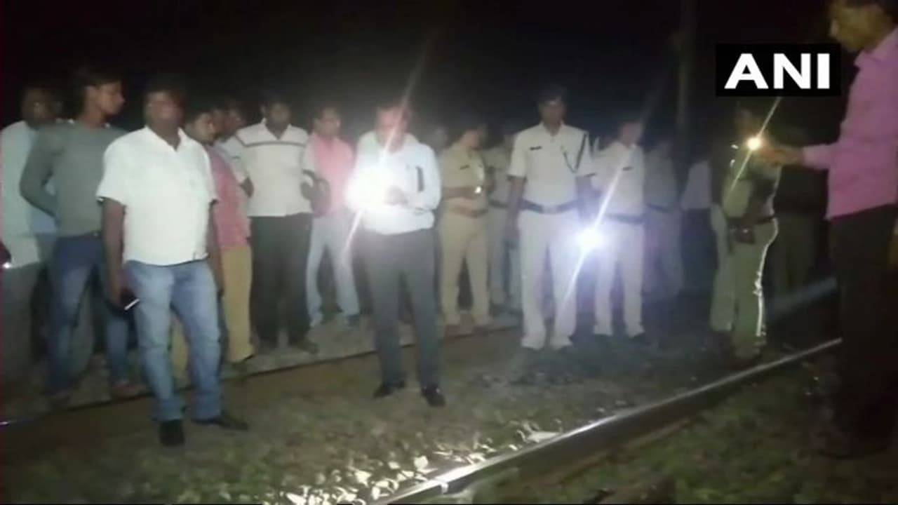 పై నుంచి దూసుకెళ్లిన రైలు: నలుగురు రైల్వే కూలీల మృతి పై నుంచి దూసుకెళ్లిన రైలు: నలుగురు రైల్వే కూలీల మృతి