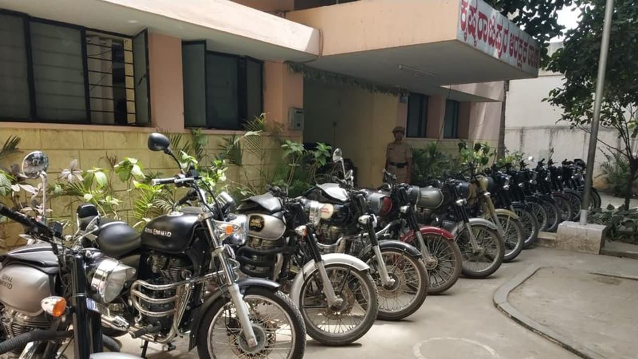 ರಾಯಲ್ ಎನ್ಫೀಲ್ಡ್ ಕದಿಯುತ್ತಿದ್ದ ಕುಖ್ಯಾತ ಕಳ್ಳರ ಗ್ಯಾಂಗ್ ಬಂಧನ! ರಾಯಲ್ ಎನ್ಫೀಲ್ಡ್ ಕದಿಯುತ್ತಿದ್ದ ಕುಖ್ಯಾತ ಕಳ್ಳರ ಗ್ಯಾಂಗ್ ಬಂಧನ!