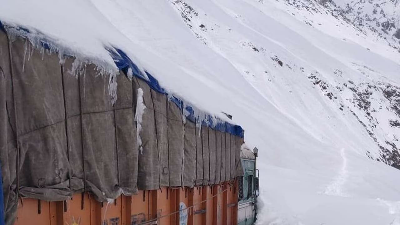 36 घंटे के ऑपरेशन के बाद सेना ने  एवलांच से दो ट्रक ड्राइवरों को बचाया