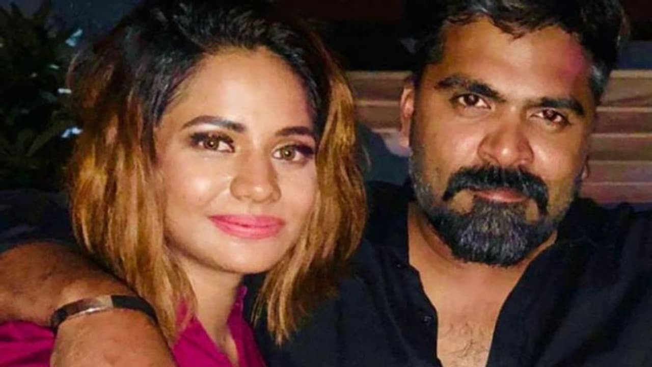 పార్టీలో స్టార్ హీరోతో క్లోజ్ గా ఉన్న బిగ్ బాస్ బ్యూటీ! పార్టీలో స్టార్ హీరోతో క్లోజ్ గా ఉన్న బిగ్ బాస్ బ్యూటీ!