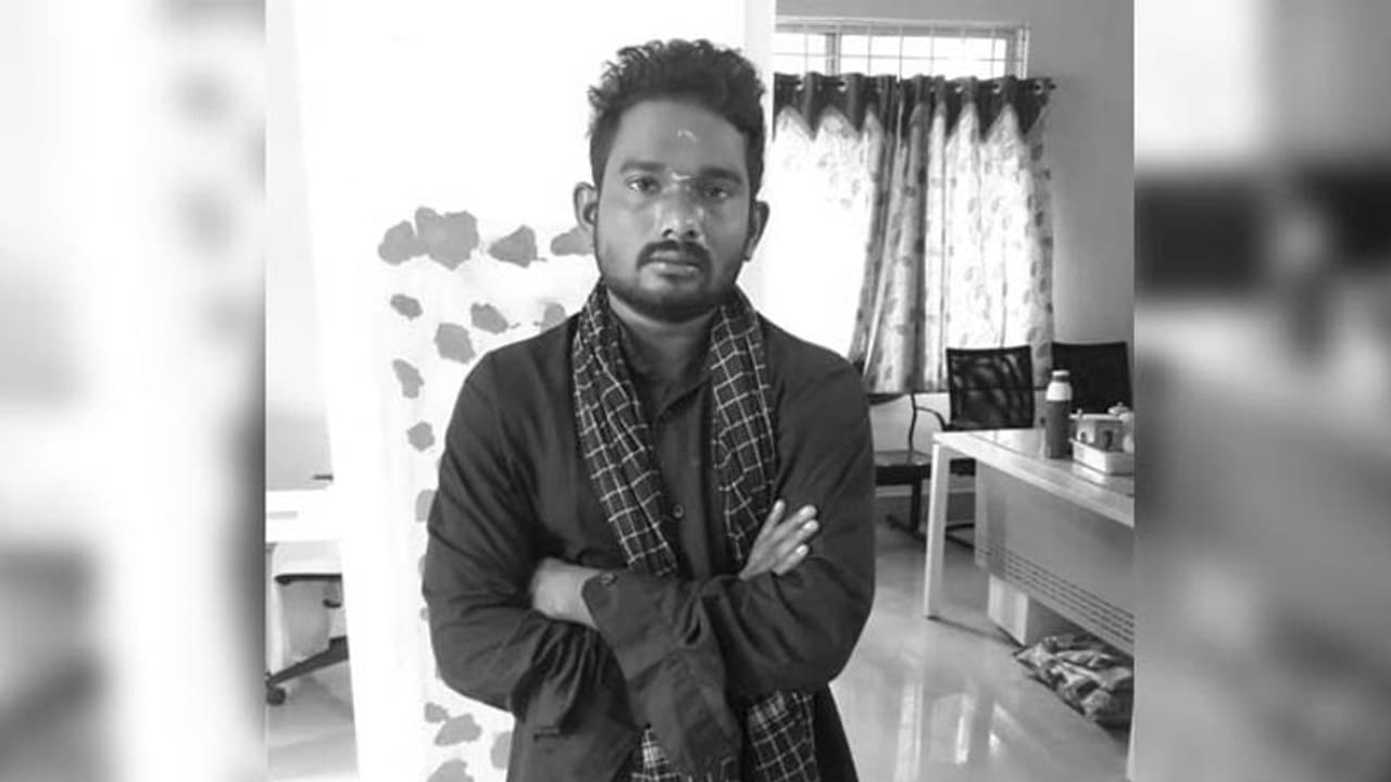 ప్రణయ్ ఇంటి వద్ద రెక్కీ: ఆగంతకుడెవరు?(వీడియో) ప్రణయ్ ఇంటి వద్ద రెక్కీ: ఆగంతకుడెవరు?(వీడియో)