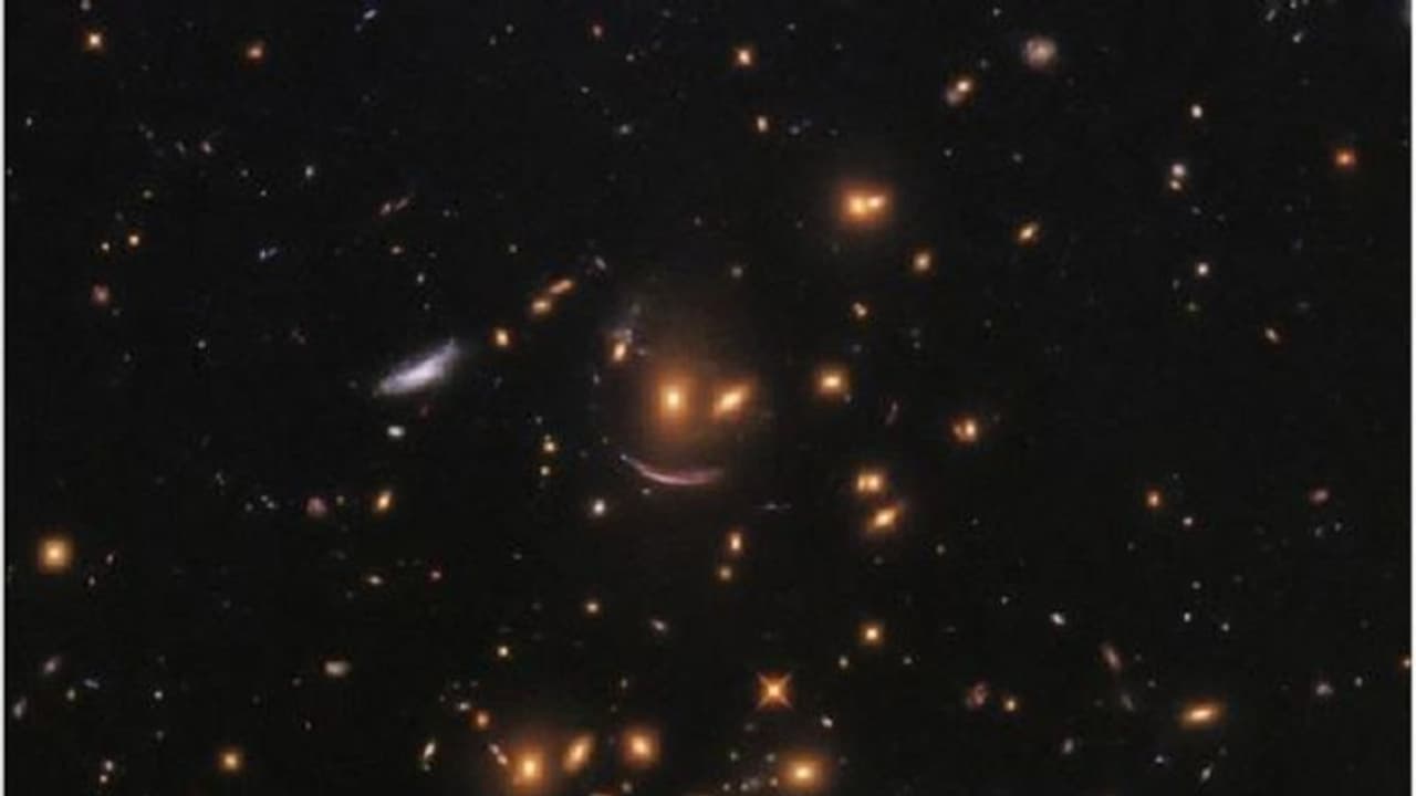 ಕಗ್ಗತ್ತಲ ಆಗಸದಲ್ಲೊಂದು ಸ್ಮೈಲಿಂಗ್ ಎಮೋಜಿ: ಏನಿದರ ರಹಸ್ಯ? ಕಗ್ಗತ್ತಲ ಆಗಸದಲ್ಲೊಂದು ಸ್ಮೈಲಿಂಗ್ ಎಮೋಜಿ: ಏನಿದರ ರಹಸ್ಯ?