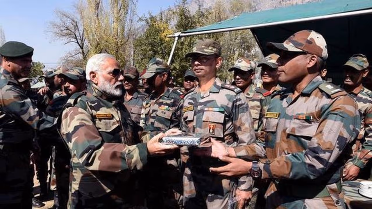 केदारेश्वर की पूजा के बाद पीएम मोदी ने सैनिकों के साथ मनाई दिवाली, देखिए झलकियां