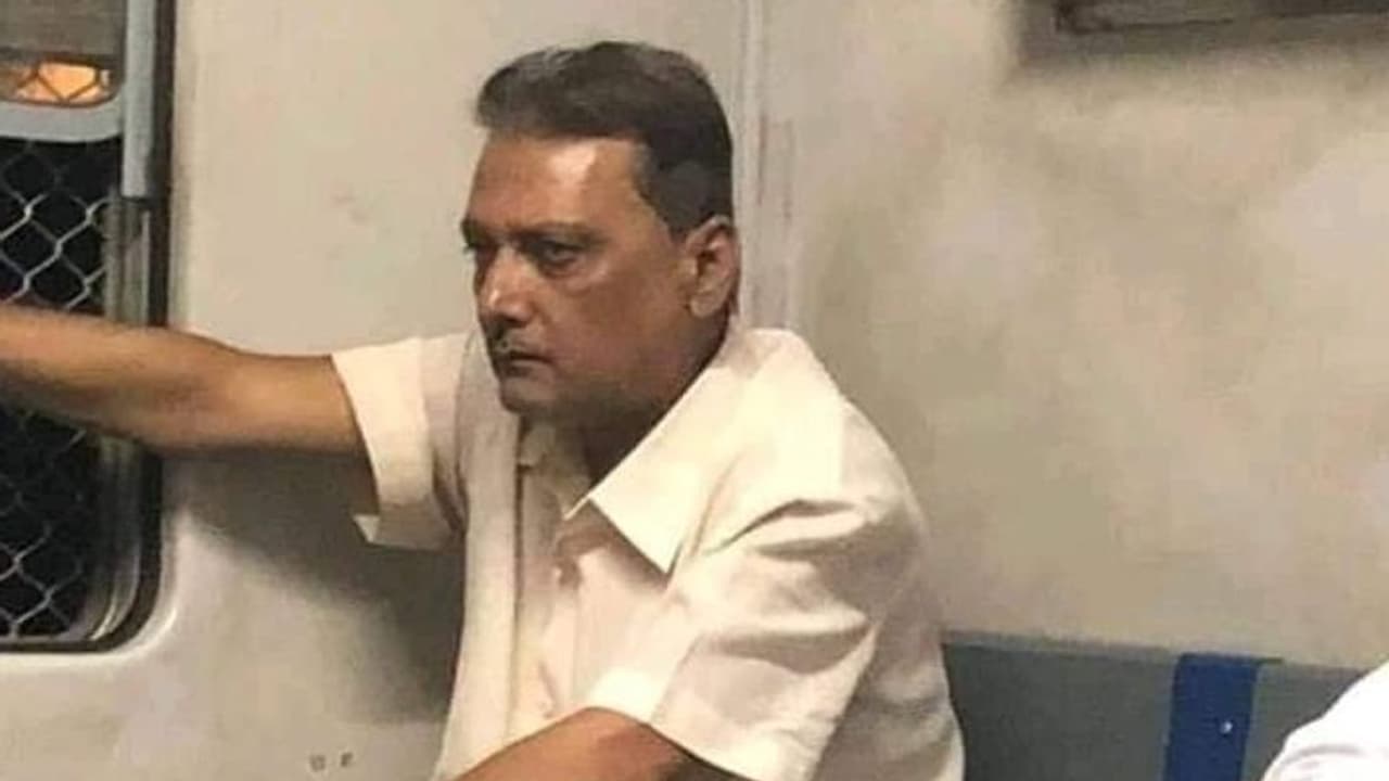 ಟೀಂ ಇಂಡಿಯಾ ಬಿಟ್ಟು ಲೋಕಲ್ ಟ್ರೈನ್ ಹತ್ತಿದ ರವಿ ಶಾಸ್ತ್ರಿ! ಟೀಂ ಇಂಡಿಯಾ ಬಿಟ್ಟು ಲೋಕಲ್ ಟ್ರೈನ್ ಹತ್ತಿದ ರವಿ ಶಾಸ್ತ್ರಿ!