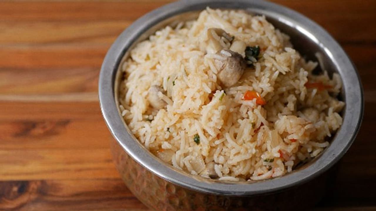 ഫ്രൈഡ് മഷ്റൂം റൈസ് തയ്യാറാക്കാം ഫ്രൈഡ് മഷ്റൂം റൈസ് തയ്യാറാക്കാം