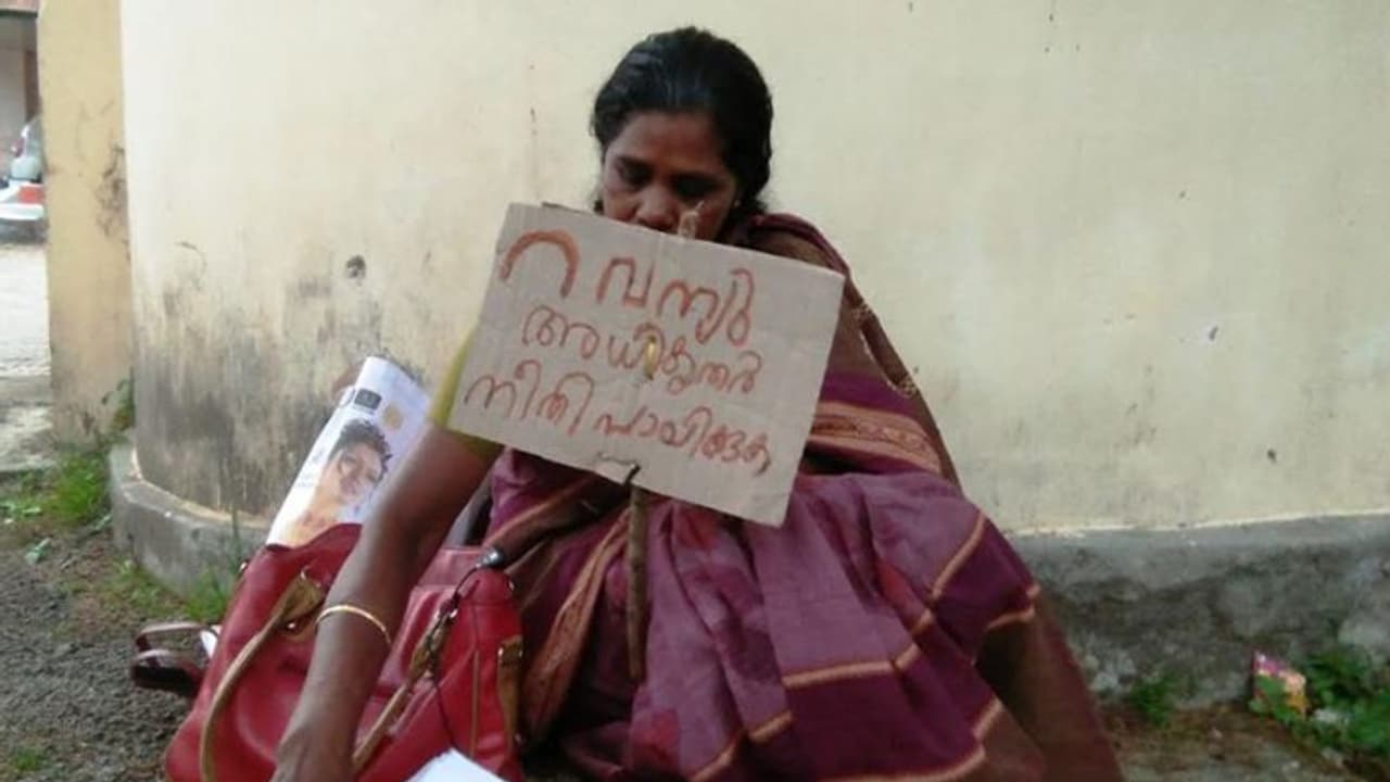 ഭൂമി എതിര്കക്ഷിയ്ക്ക് പതിച്ച് നല്കിയതായി പരാതി; റവന്യൂ ഓഫീസിന് മുമ്പില് വിധവയുടെ ഒറ്റയാള് സമരം ഭൂമി എതിര്കക്ഷിയ്ക്ക് പതിച്ച് നല്കിയതായി പരാതി; റവന്യൂ ഓഫീസിന് മുമ്പില് വിധവയുടെ ഒറ്റയാള് സമരം