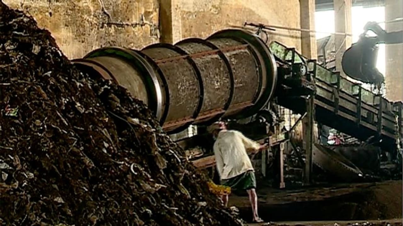 പിഴ ഒടുക്കാത്തതിനാല് അടച്ചുപൂട്ടല് ഭീഷണിയില് ബ്രഹ്മപുരം മാലിന്യപ്ലാന്റ്; നഗരസഭയിലെ പ്രതിപക്ഷം സമരത്തിലേക്ക് പിഴ ഒടുക്കാത്തതിനാല് അടച്ചുപൂട്ടല് ഭീഷണിയില് ബ്രഹ്മപുരം മാലിന്യപ്ലാന്റ്; നഗരസഭയിലെ പ്രതിപക്ഷം സമരത്തിലേക്ക്