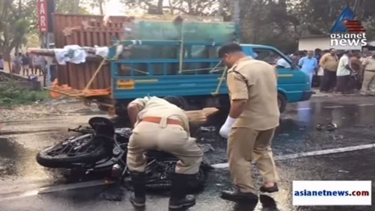 ബൈക്ക് ലോറിയിലിടിച്ച് കത്തി; രണ്ട് എഞ്ചിനിയറിങ് വിദ്യാര്ഥികള് വെന്തുമരിച്ചു ബൈക്ക് ലോറിയിലിടിച്ച് കത്തി; രണ്ട് എഞ്ചിനിയറിങ് വിദ്യാര്ഥികള് വെന്തുമരിച്ചു