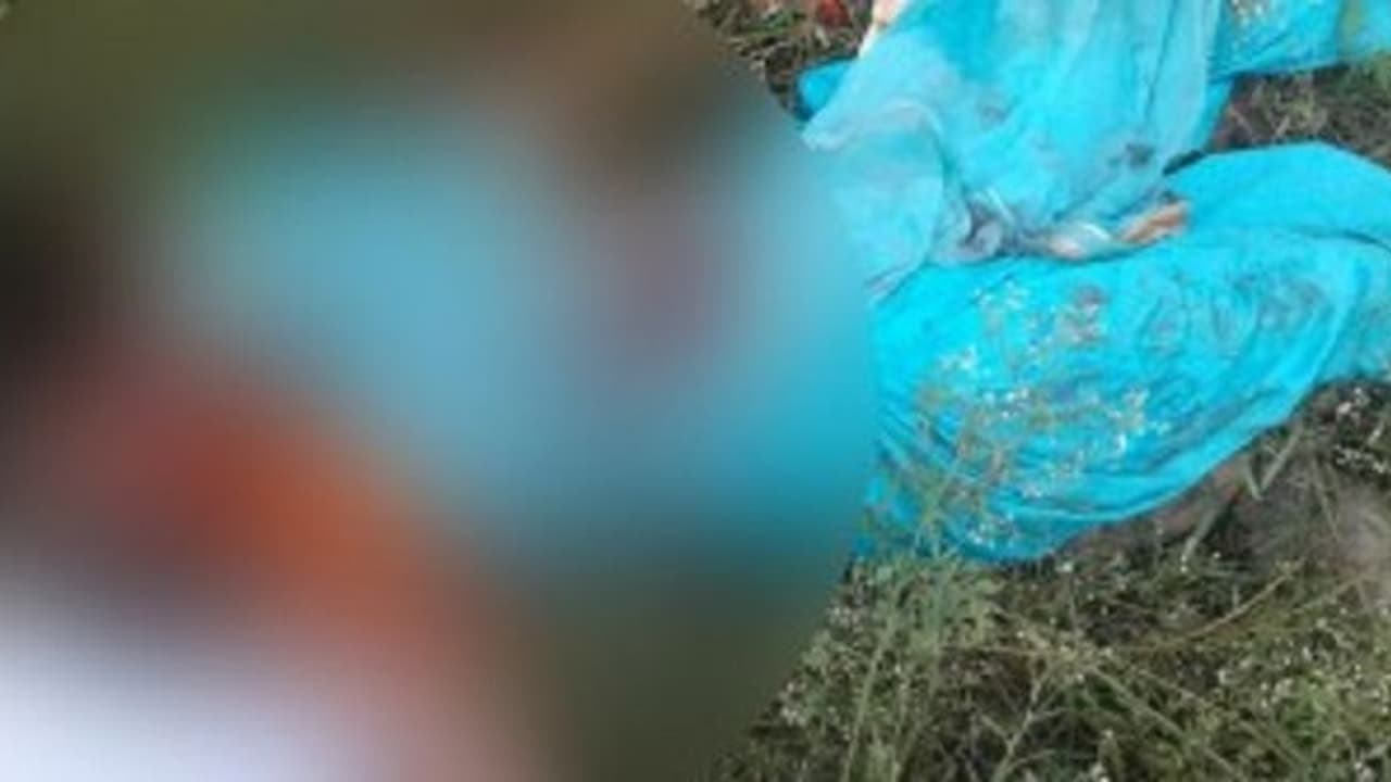 విశాఖలో యువతిపై అత్యాచారం, హత్య...ప్రేమికుడిపైనే అనుమానం విశాఖలో యువతిపై అత్యాచారం, హత్య...ప్రేమికుడిపైనే అనుమానం