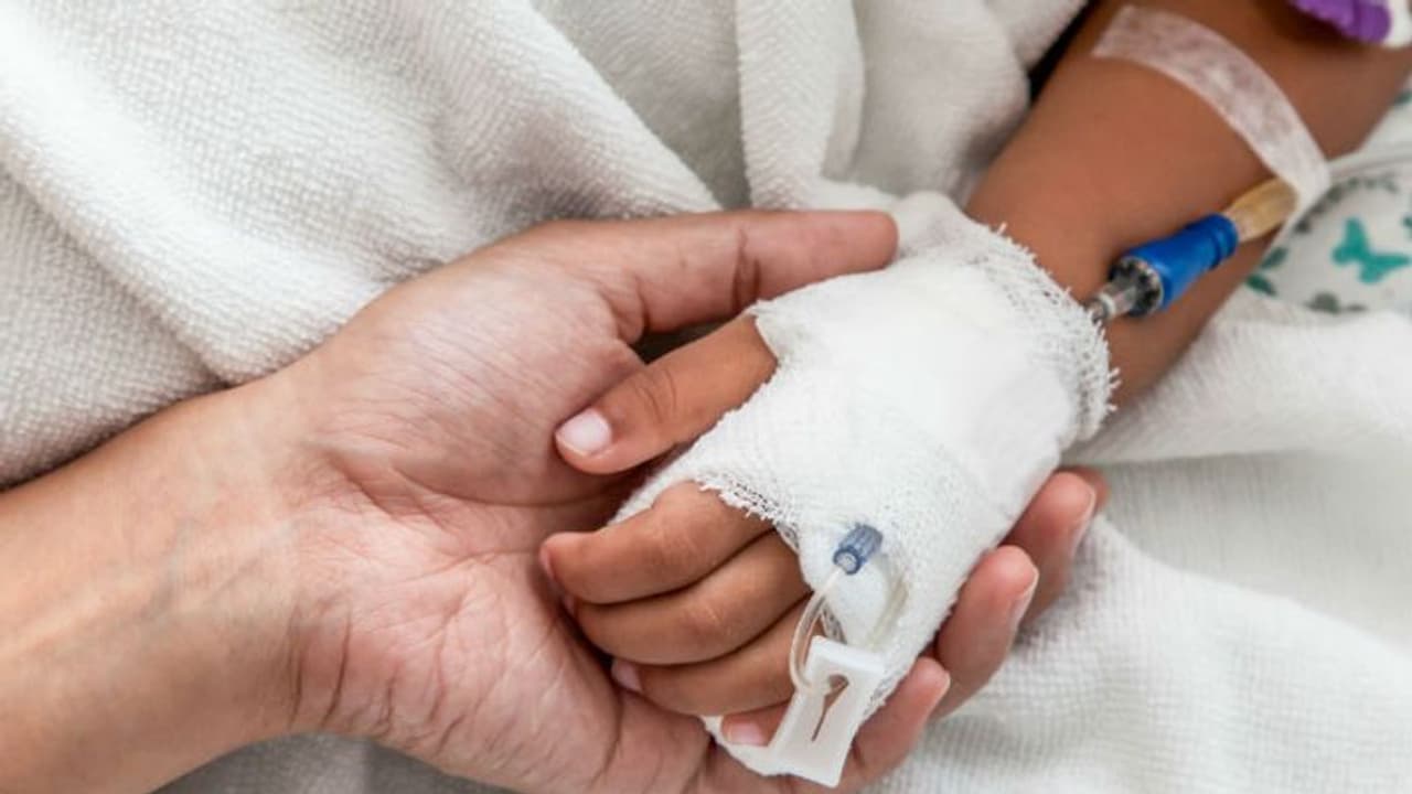 வாயில் பட்டாசு வைத்து வெடித்ததில் 3 வயது சிறுமி படுகாயம்... இளைஞர் வெறிச்செயல்! வாயில் பட்டாசு வைத்து வெடித்ததில் 3 வயது சிறுமி படுகாயம்... இளைஞர் வெறிச்செயல்!