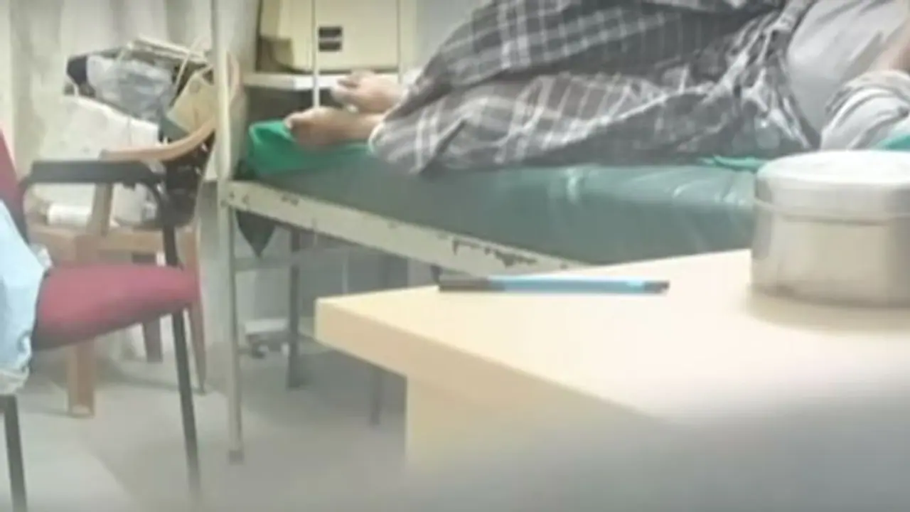 நோயாளிக்கு சிகிச்சை அளிக்காமல் கட்டிங் போட்டு தூங்கிய டாக்டர்...! நோயாளிக்கு சிகிச்சை அளிக்காமல் கட்டிங் போட்டு தூங்கிய டாக்டர்...!