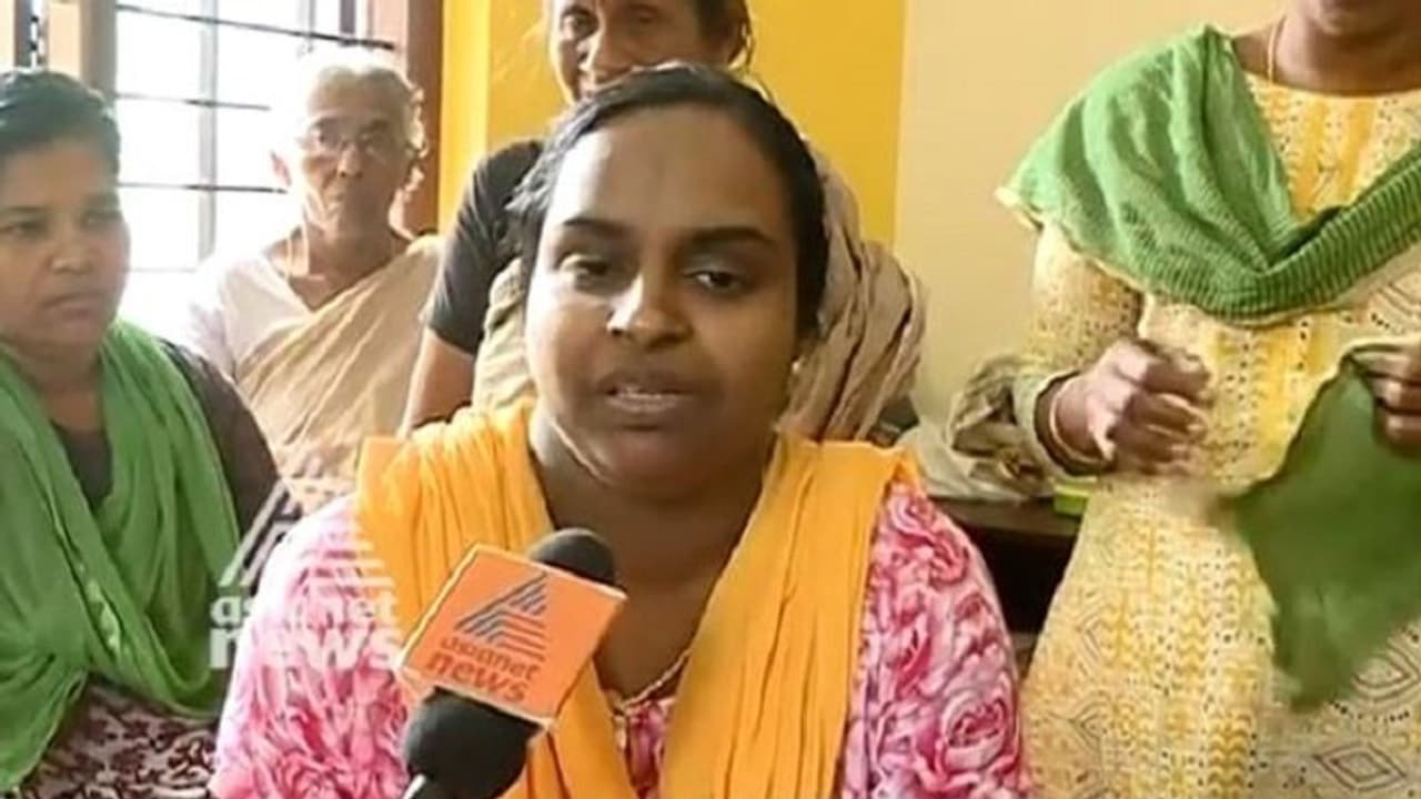 'പരിക്കേറ്റ സനലിന്റെ വായിൽ പൊലീസുകാർ മദ്യമൊഴിച്ചു കൊടുത്തു': ആരോപണവുമായി സഹോദരി 'പരിക്കേറ്റ സനലിന്റെ വായിൽ പൊലീസുകാർ മദ്യമൊഴിച്ചു കൊടുത്തു': ആരോപണവുമായി സഹോദരി