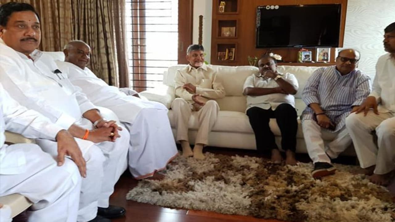 ప్రధాని ఎవరనేది అప్పుడే: దేవేగౌడతో భేటీ తర్వాత బాబు ప్రధాని ఎవరనేది అప్పుడే: దేవేగౌడతో భేటీ తర్వాత బాబు