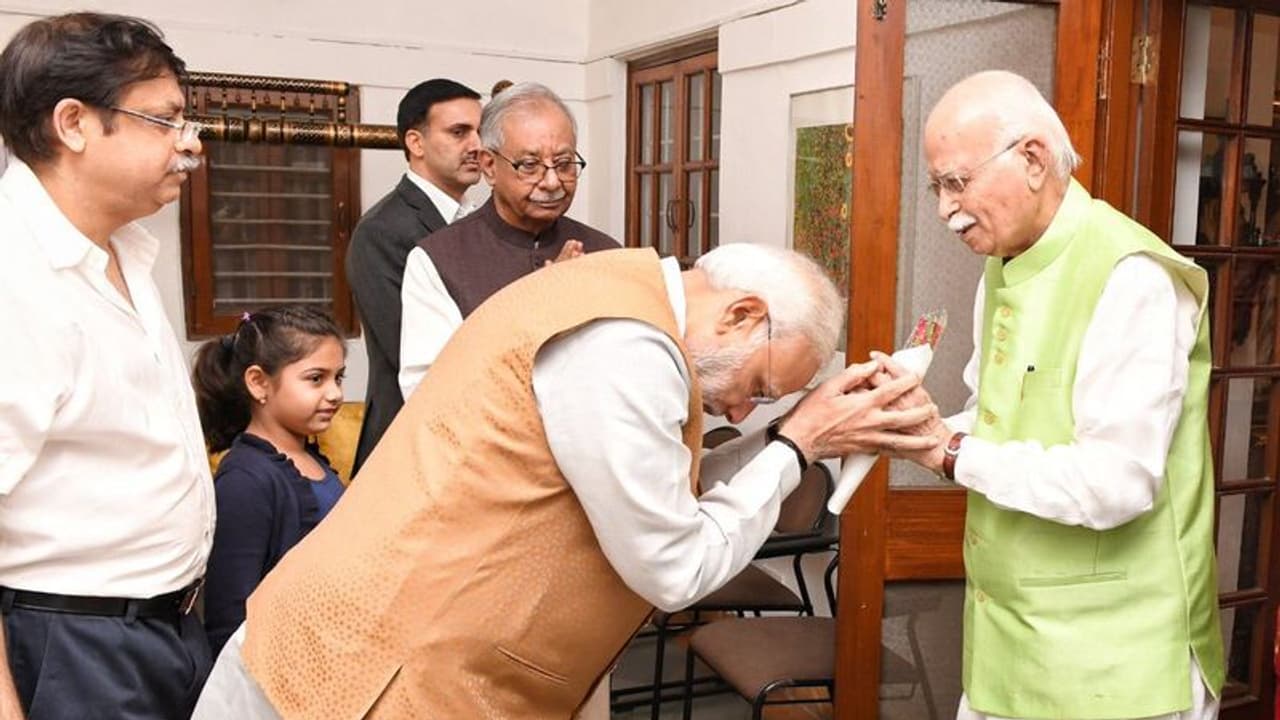 പിറന്നാള് ദിനത്തില് അദ്വാനിക്ക് പൂച്ചെണ്ടുകളുമായി മോദി എത്തി പിറന്നാള് ദിനത്തില് അദ്വാനിക്ക് പൂച്ചെണ്ടുകളുമായി മോദി എത്തി