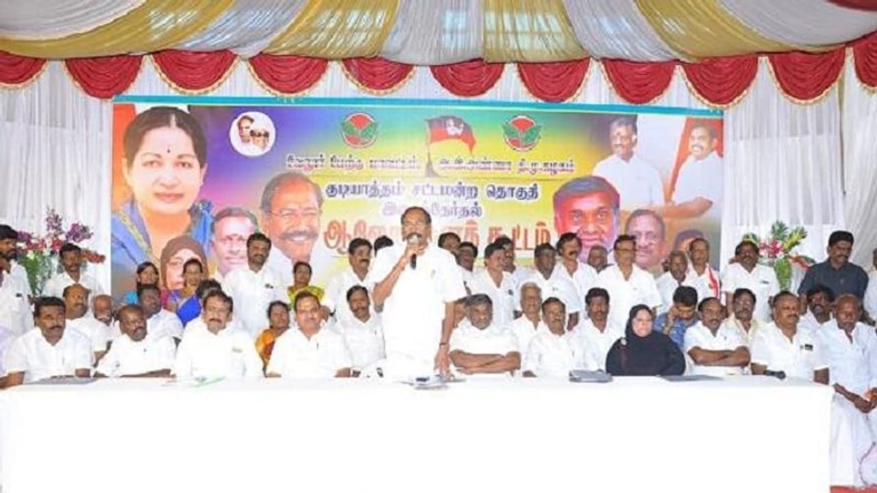 உங்க சொந்தக்காரங்க திமுகவில் இருக்கிறாங்களா ? அவங்களை வெறுத்து ஒதுக்குங்க… அமைச்சரின் அதிரடி அட்வைஸ் !! உங்க சொந்தக்காரங்க திமுகவில் இருக்கிறாங்களா ? அவங்களை வெறுத்து ஒதுக்குங்க… அமைச்சரின் அதிரடி அட்வைஸ் !!