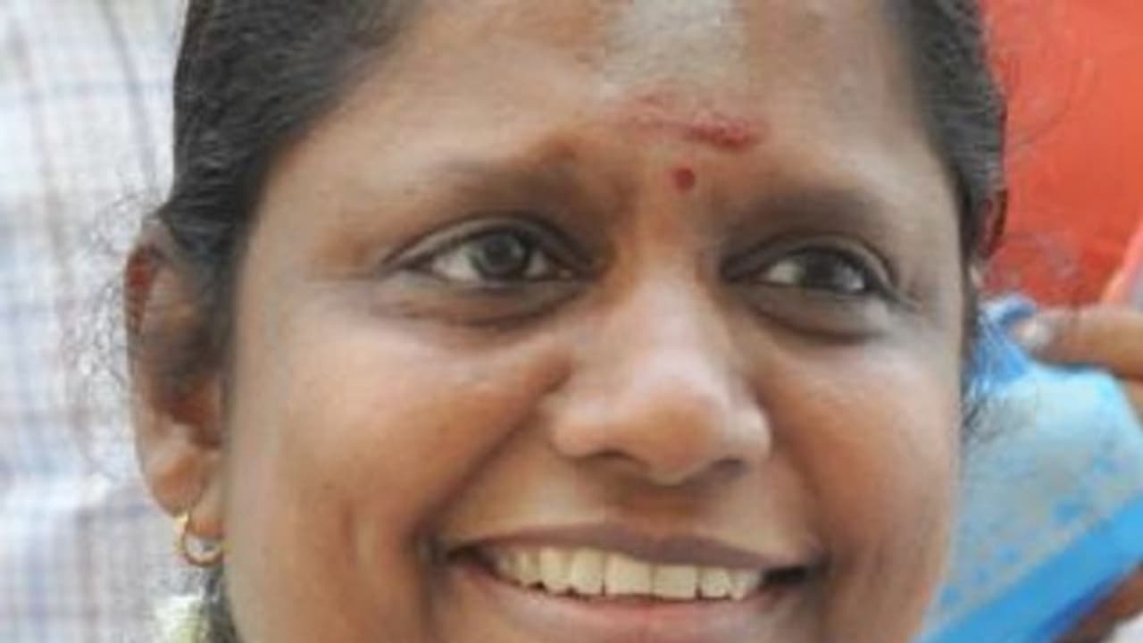 தொகுதிக்கே வராத அதிமுக பெண் எம்எல்ஏ வை கலாய்த்து துரத்தியடித்த பொது மக்கள்… சமாளித்த தம்பிதுரை!! தொகுதிக்கே வராத அதிமுக பெண் எம்எல்ஏ வை கலாய்த்து துரத்தியடித்த பொது மக்கள்… சமாளித்த தம்பிதுரை!!