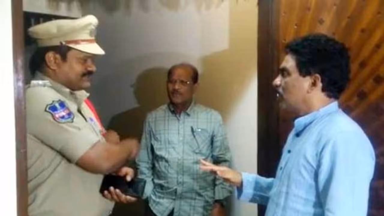 పారిశ్రామికవేత్త జీపీ రెడ్డి ఇంట్లో సోదాలు...పోలీసులతో లగడపాటి జగడం పారిశ్రామికవేత్త జీపీ రెడ్డి ఇంట్లో సోదాలు...పోలీసులతో లగడపాటి జగడం