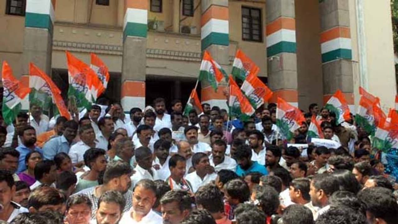 టికెట్లన్నీ అగ్రవర్ణాలకేనా: టీ.కాంగ్రెస్కు బీసీల సెగ...గాంధీభవన్ వద్ద నిరసన టికెట్లన్నీ అగ్రవర్ణాలకేనా: టీ.కాంగ్రెస్కు బీసీల సెగ...గాంధీభవన్ వద్ద నిరసన