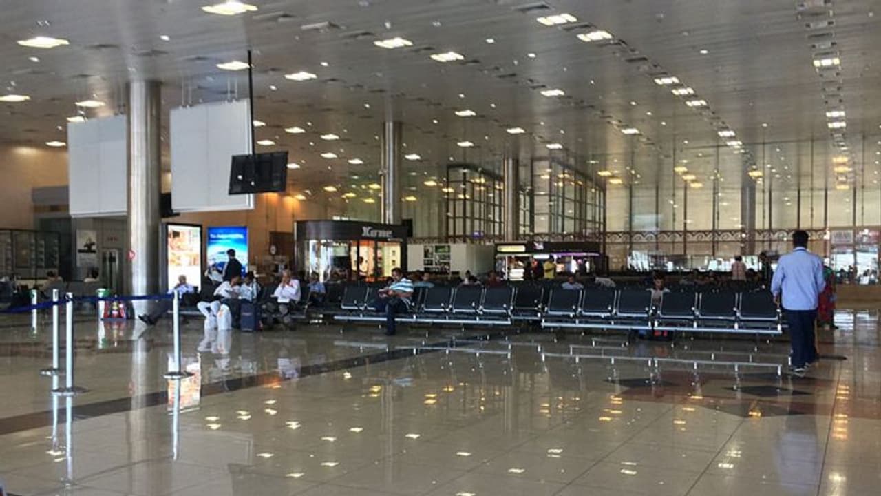 திருச்சியில் ரூ.8.05 லட்சம் மதிப்பில் அமெரிக்க டாலர்கள் பறிமுதல்; அதிகாரிகள் விசாரணை