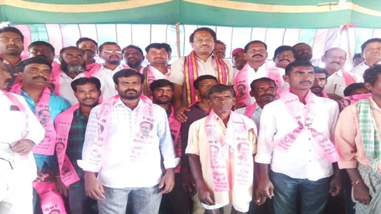 మంత్రి లక్ష్మారెడ్డి సమక్షంలో 250 మంది టీఆర్ఎస్లో చేరిక... మంత్రి లక్ష్మారెడ్డి సమక్షంలో 250 మంది టీఆర్ఎస్లో చేరిక...