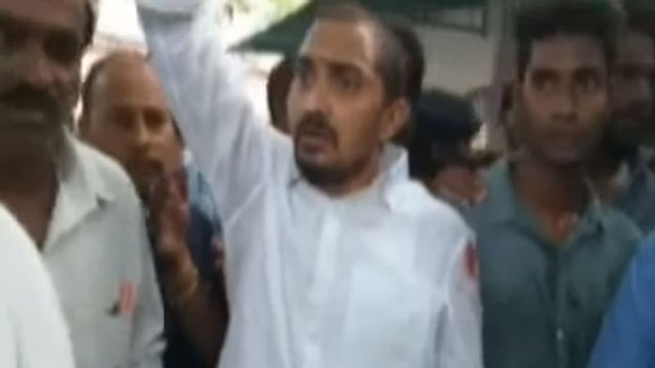 పెడనలో వైసీపీ వర్గాల మధ్య బాహా బాహీ: జోగి రమేష్ కారు అద్దాలు ధ్వంసం పెడనలో వైసీపీ వర్గాల మధ్య బాహా బాహీ: జోగి రమేష్ కారు అద్దాలు ధ్వంసం