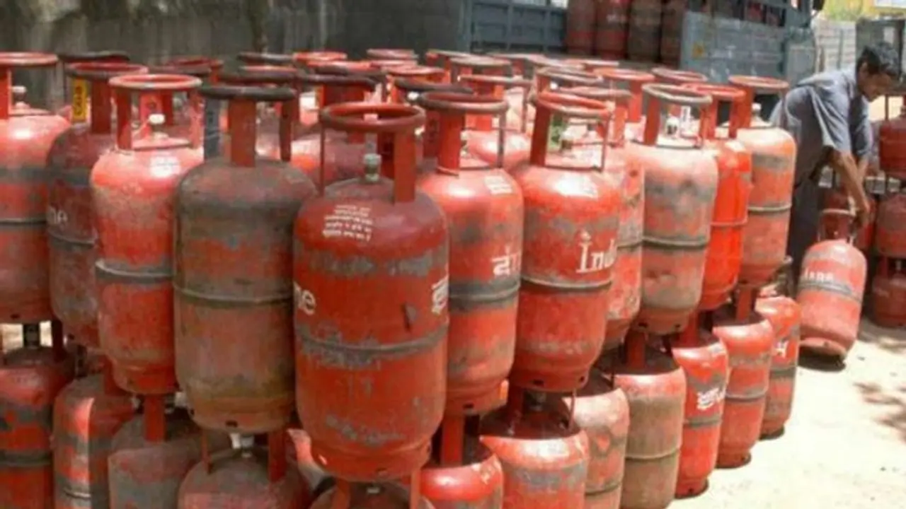 ಗ್ರಾಹಕರಿಗೆ ಶಾಕ್ : ಅಡುಗೆ ಅನಿಲ ದರ ಏರಿಕೆ ಗ್ರಾಹಕರಿಗೆ ಶಾಕ್ : ಅಡುಗೆ ಅನಿಲ ದರ ಏರಿಕೆ