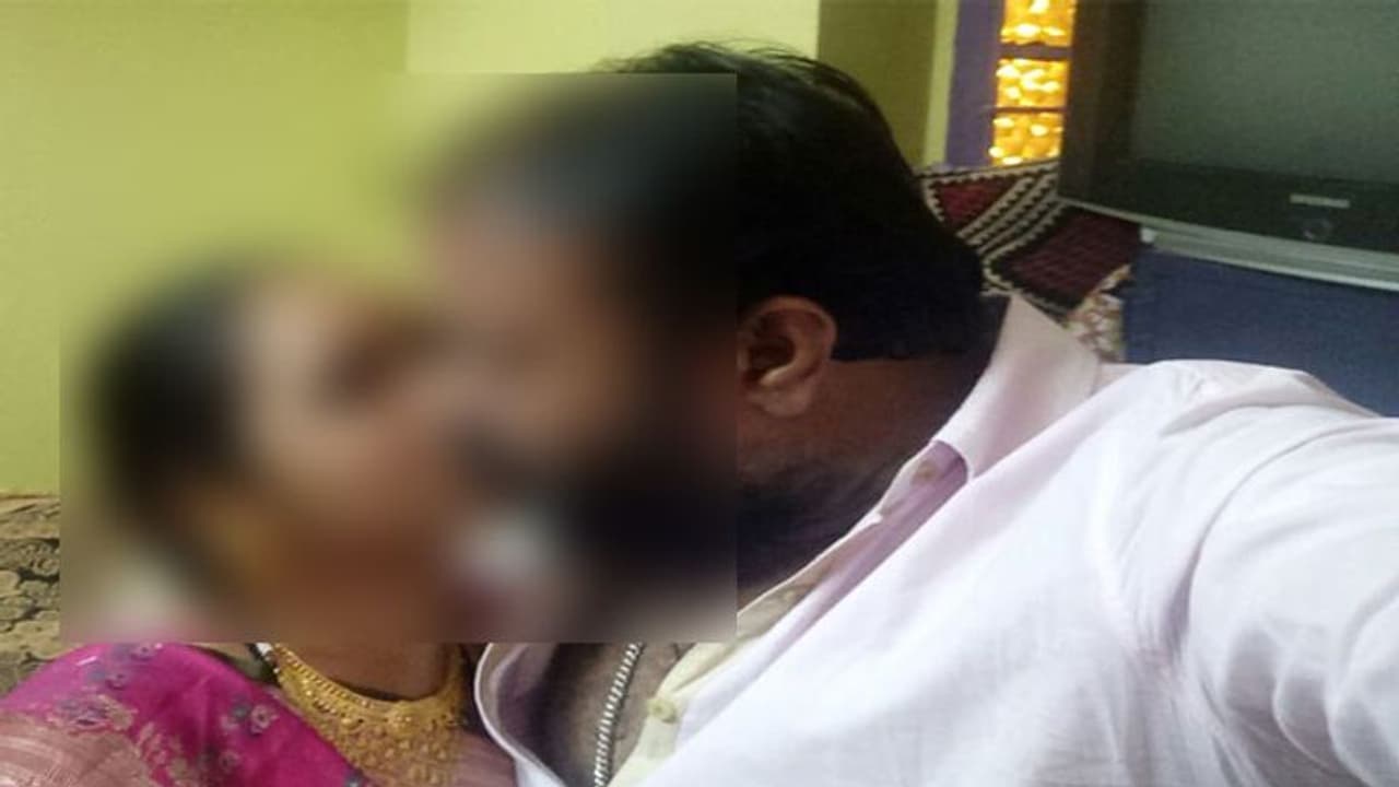 ನಾದಿನಿಯೊಂದಿಗೆ ಬಿಸಿ ಬಿಸಿ ಚುಂಬನ : ವೈರಲ್ ಆಯ್ತು ಕಾಂಗ್ರೆಸ್ ಮುಖಂಡನ ಫೋಟೊ ನಾದಿನಿಯೊಂದಿಗೆ ಬಿಸಿ ಬಿಸಿ ಚುಂಬನ : ವೈರಲ್ ಆಯ್ತು ಕಾಂಗ್ರೆಸ್ ಮುಖಂಡನ ಫೋಟೊ