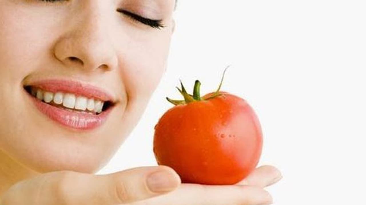 ত্বকের মাধুর্য্যতা ফেরাতে ম্যাজিকের মতন কাজ করে টমেটো, জেনে নিন কীভাবে ব্যবহার করবেন টমেটো ত্বকের মাধুর্য্যতা ফেরাতে ম্যাজিকের মতন কাজ করে টমেটো, জেনে নিন কীভাবে ব্যবহার করবেন টমেটো