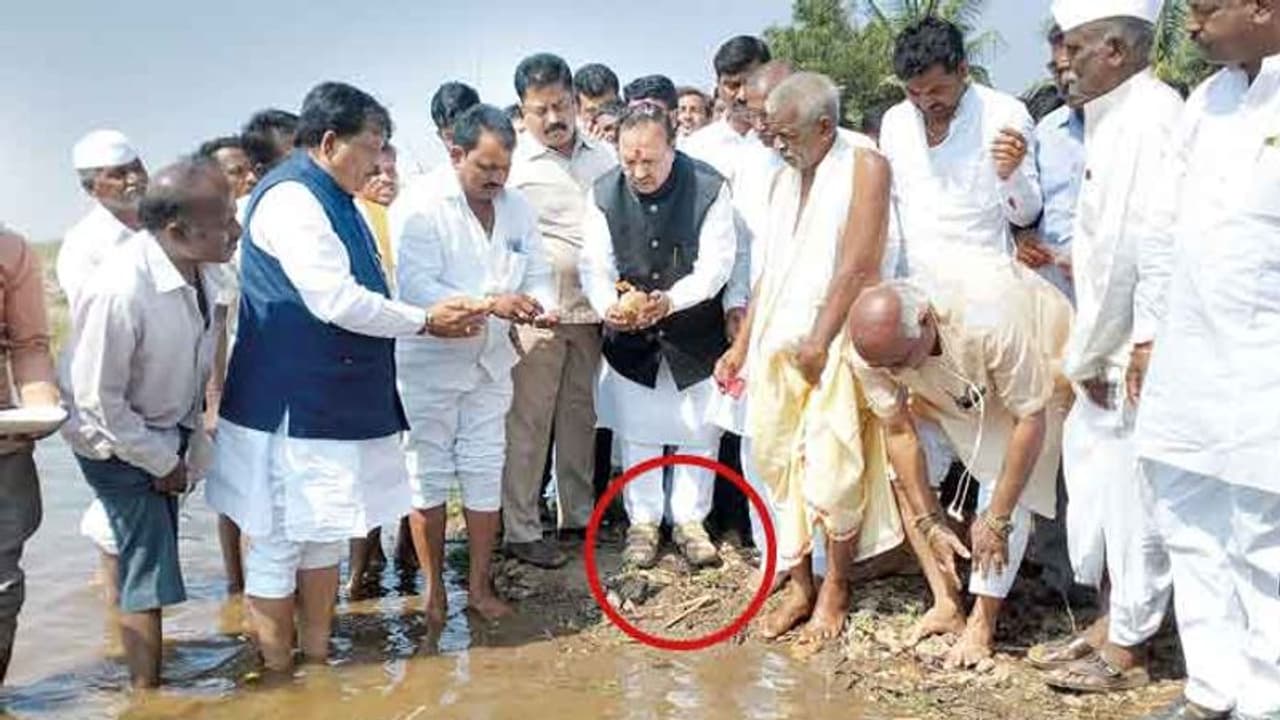 ಶೂ ಹಾಕಿಕೊಂಡೇ ಕೆರೆಗೆ ಪೂಜೆ ಮಾಡಿದ ಈಶ್ವರಪ್ಪ ಶೂ ಹಾಕಿಕೊಂಡೇ ಕೆರೆಗೆ ಪೂಜೆ ಮಾಡಿದ ಈಶ್ವರಪ್ಪ