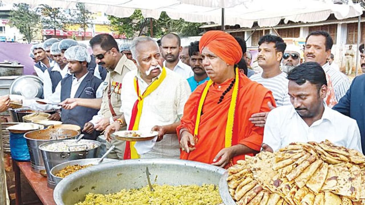ಹುಕ್ಕೇರಿ ಶ್ರೀಗಳಿಂದ ವಿದೇಶಿ ರೇಡಿಯೋದಲ್ಲಿ ಕನ್ನಡ ಹುಕ್ಕೇರಿ ಶ್ರೀಗಳಿಂದ ವಿದೇಶಿ ರೇಡಿಯೋದಲ್ಲಿ ಕನ್ನಡ