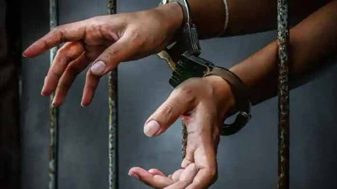 ಗೆಳೆಯರ ನೆನಪು, ಜೈಲೂಟದ ಸ್ವಾದ: ಬೈಕ್ ಕದ್ದು ಬೇಕಂತಲೇ ಒಳಗೋದ! ಗೆಳೆಯರ ನೆನಪು, ಜೈಲೂಟದ ಸ್ವಾದ: ಬೈಕ್ ಕದ್ದು ಬೇಕಂತಲೇ ಒಳಗೋದ!