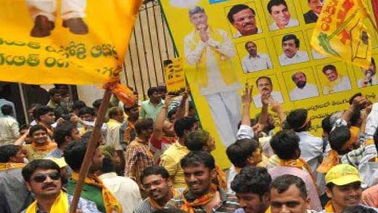 ఎల్బీ నగర్ను కాంగ్రెస్కు ఇవ్వొద్దు.. ఎన్టీఆర్ భవన్ ఎదుట టీడీపీ నేతల ధర్నా ఎల్బీ నగర్ను కాంగ్రెస్కు ఇవ్వొద్దు.. ఎన్టీఆర్ భవన్ ఎదుట టీడీపీ నేతల ధర్నా