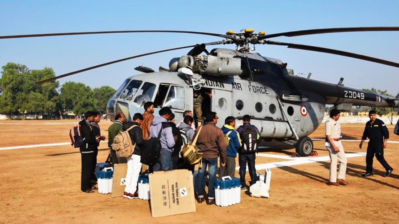कड़ी सुरक्षा के बीच हेलीकॉप्टरों से मतदान दल रवाना कड़ी सुरक्षा के बीच हेलीकॉप्टरों से मतदान दल रवाना