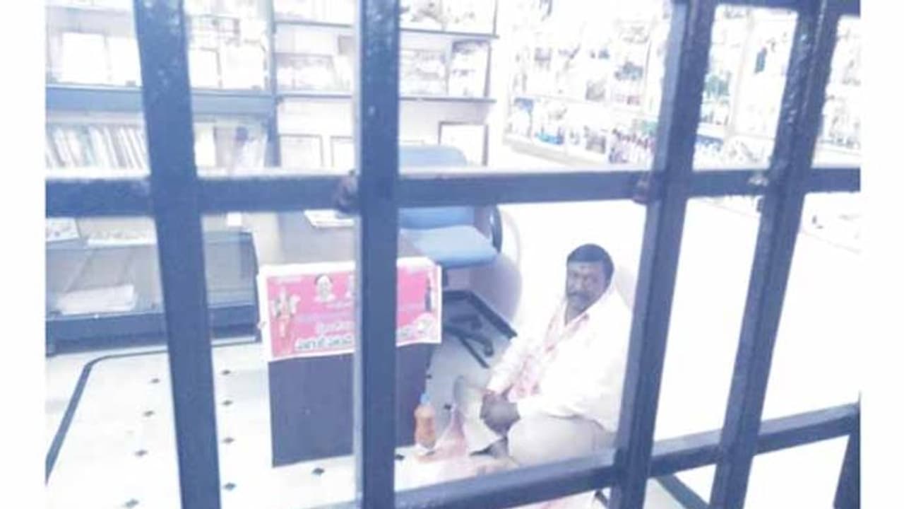 మాగంటికి చేదు అనుభవం: తలుపులేసుకొని ఇంట్లో నిరసన (ఫోటోలు) మాగంటికి చేదు అనుభవం: తలుపులేసుకొని ఇంట్లో నిరసన (ఫోటోలు)