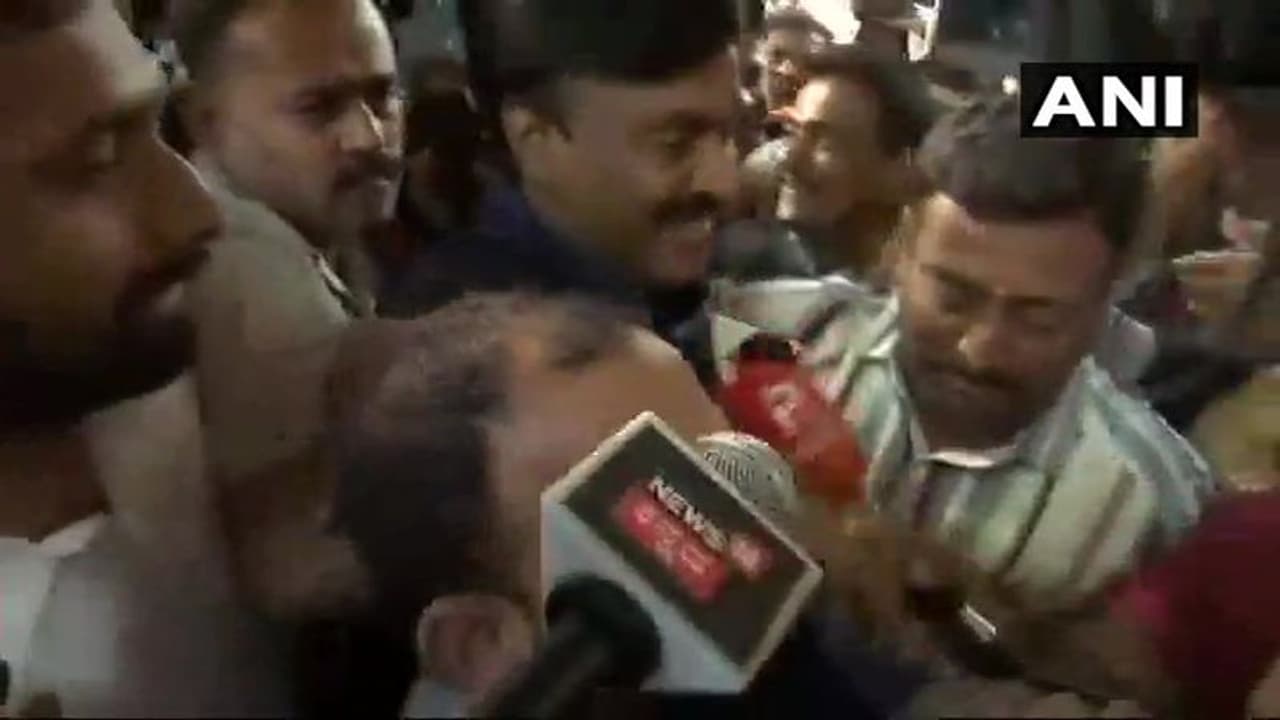 అజ్ఞాతం వీడిన గాలి: పోలీసుల ముందు హాజరు అజ్ఞాతం వీడిన గాలి: పోలీసుల ముందు హాజరు