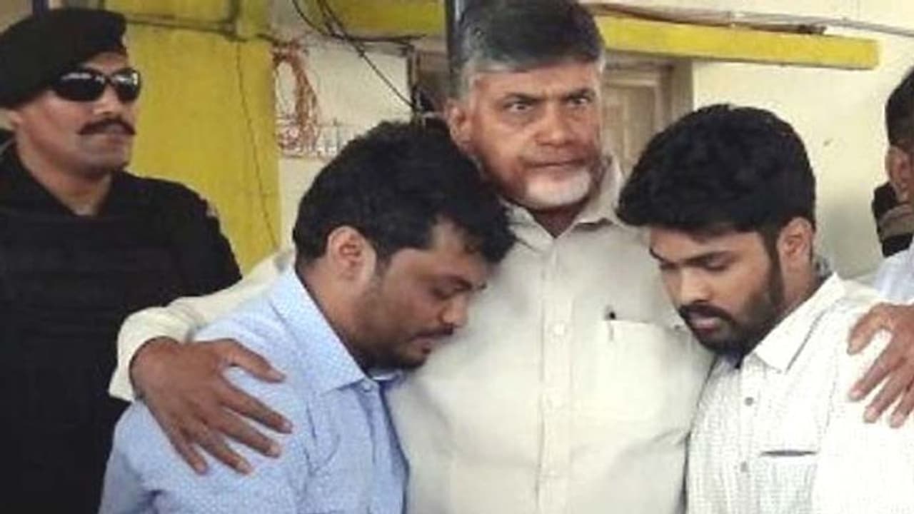 చిన్నోడివైనా అవకాశం ఇచ్చా, మంచి పేరు తీసుకురా:శ్రవణ్ తో చంద్రబాబు చిన్నోడివైనా అవకాశం ఇచ్చా, మంచి పేరు తీసుకురా:శ్రవణ్ తో చంద్రబాబు