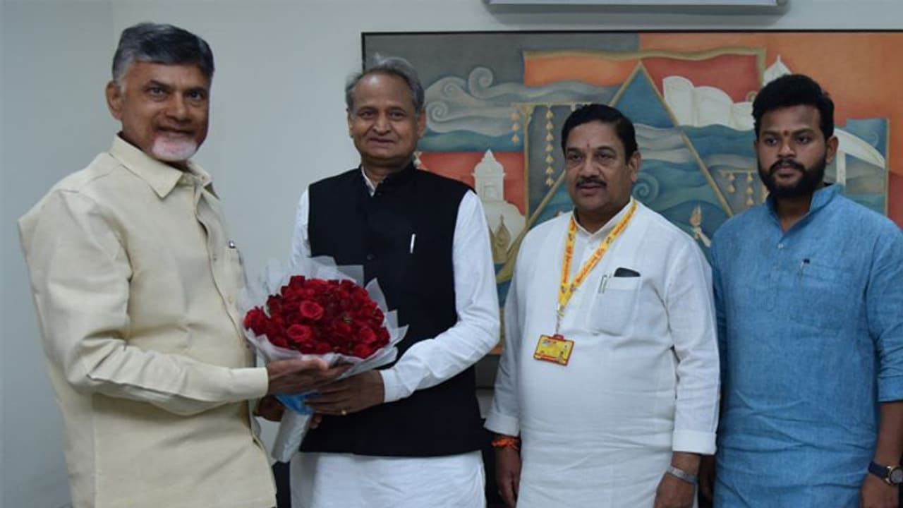 కేసీఆర్ది బీజేపీ ఎజెండా, ఎటు వైపో తేల్చుకోవాలి: బాబు నిప్పులు కేసీఆర్ది బీజేపీ ఎజెండా, ఎటు వైపో తేల్చుకోవాలి: బాబు నిప్పులు