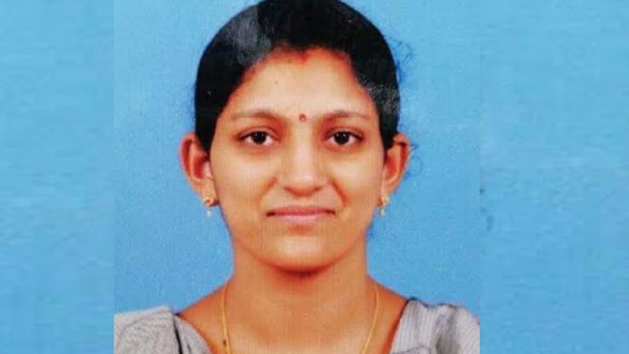 അച്ഛനൊപ്പം യാത്ര ചെയ്ത യുവതി ബൈക്കിൽ നിന്ന് വീണ് മരിച്ചു അച്ഛനൊപ്പം യാത്ര ചെയ്ത യുവതി ബൈക്കിൽ നിന്ന് വീണ് മരിച്ചു