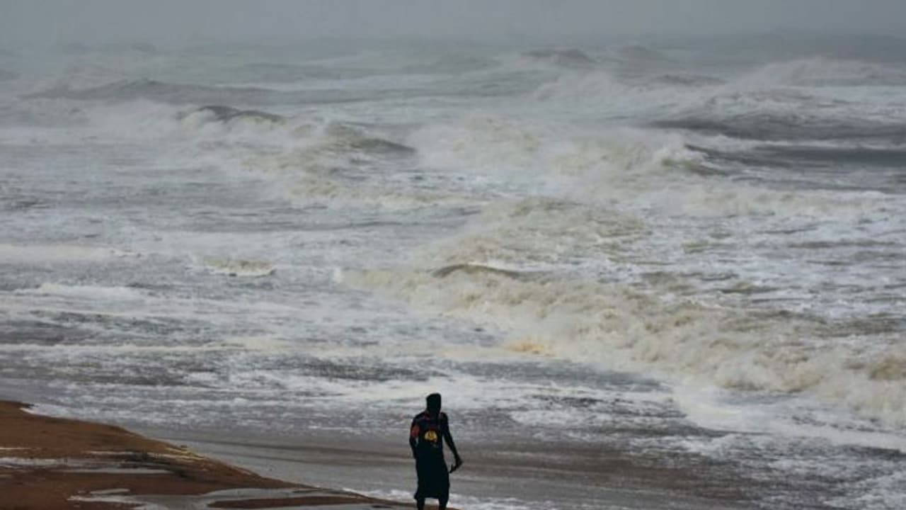 ತಮಿಳುನಾಡಿಗೆ ಅಪ್ಪಳಿಸಲಿದೆ 'ಗಜ’? : ಬೆಂಗಳೂರಿನಲ್ಲಿ ಮೂರು ದಿನ ಮಳೆ ತಮಿಳುನಾಡಿಗೆ ಅಪ್ಪಳಿಸಲಿದೆ 'ಗಜ’? : ಬೆಂಗಳೂರಿನಲ್ಲಿ ಮೂರು ದಿನ ಮಳೆ