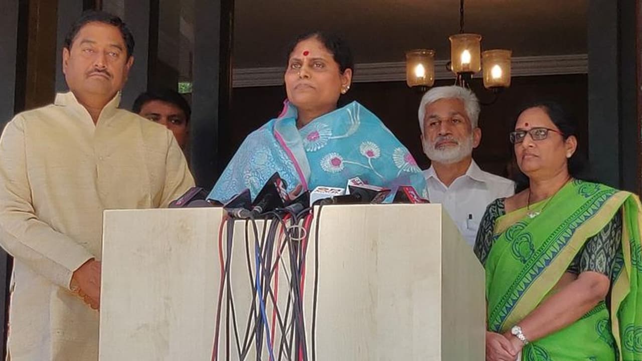 జగన్ను ప్రజలే కాపాడుకొన్నారు: కన్నీళ్లు పెట్టుకొన్న విజయమ్మ జగన్ను ప్రజలే కాపాడుకొన్నారు: కన్నీళ్లు పెట్టుకొన్న విజయమ్మ